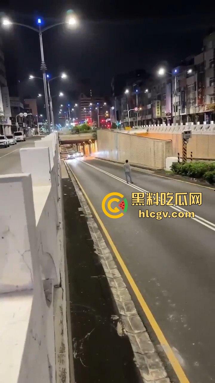 精神大叔作死站路中间，叼烟堵车挑衅！遇上精神小伙直接开揍，魔法果然得用魔法破！-11