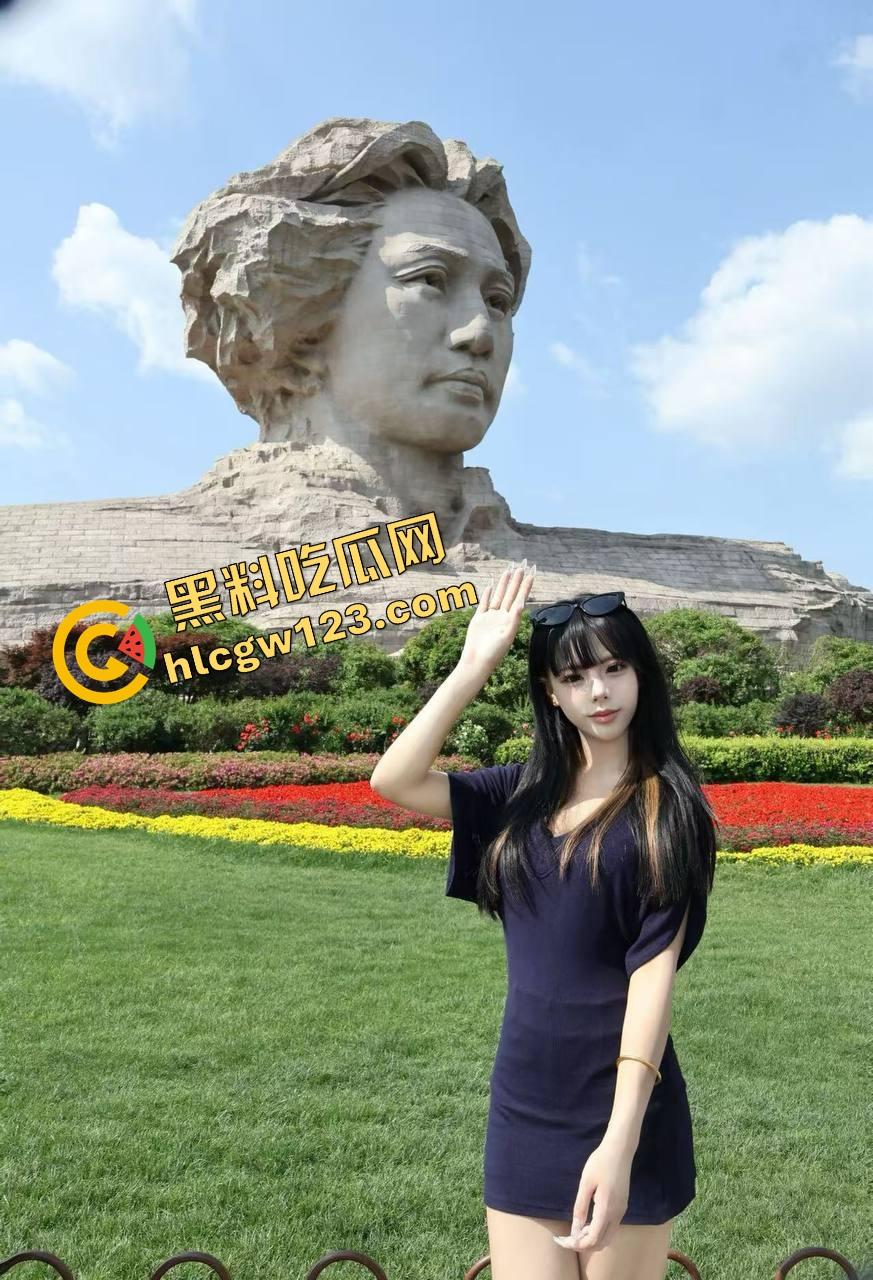 大鸡巴怒插骚货湿逼，打桩声震天淫水流成小河，上面狂干下面盛水，最后还要喝逼水润喉？-2