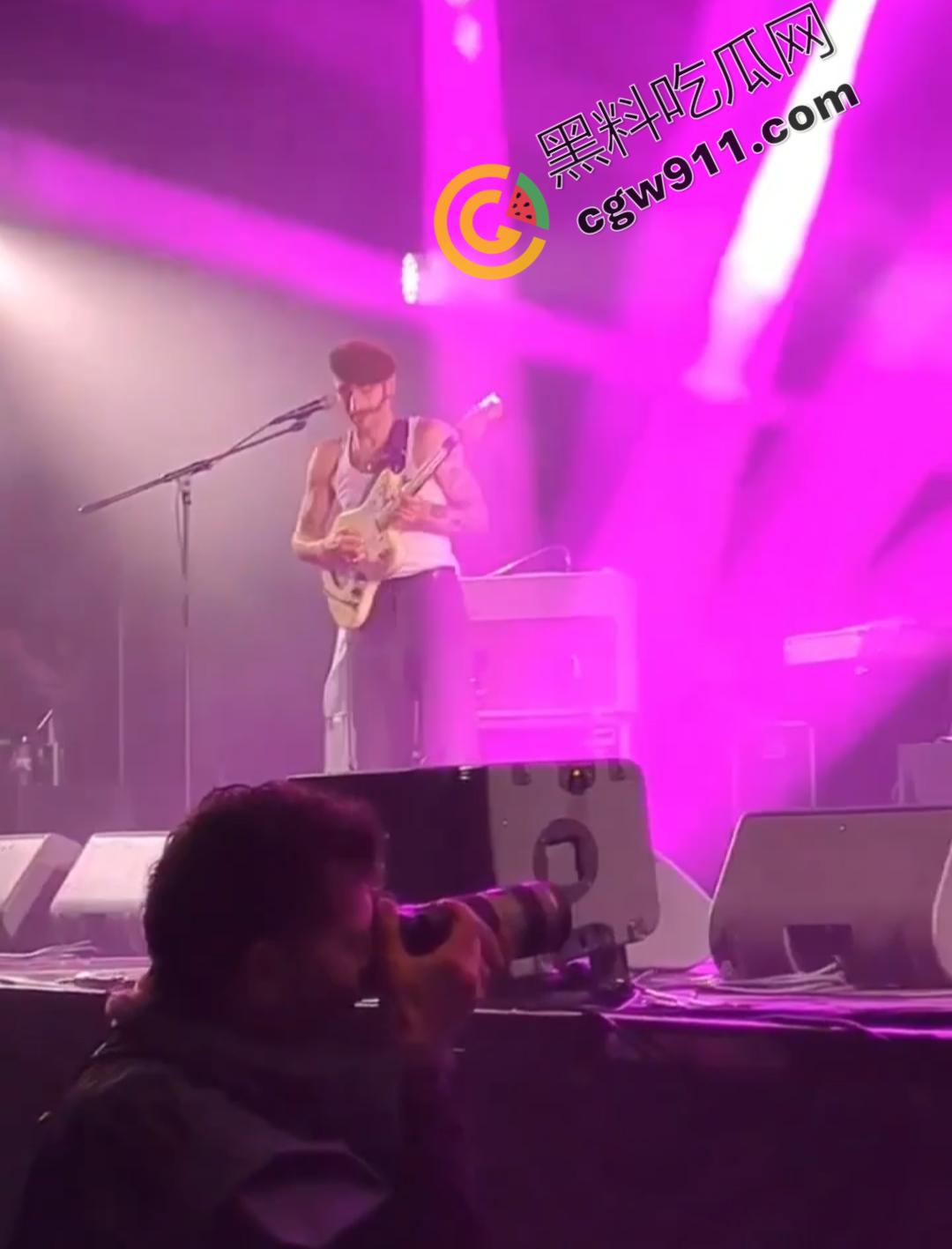 国外大瓜！法国摇滚女神【蕾贝嘉】音乐节上遭遇袭胸后索性全裸，魅力表演震撼全场-4