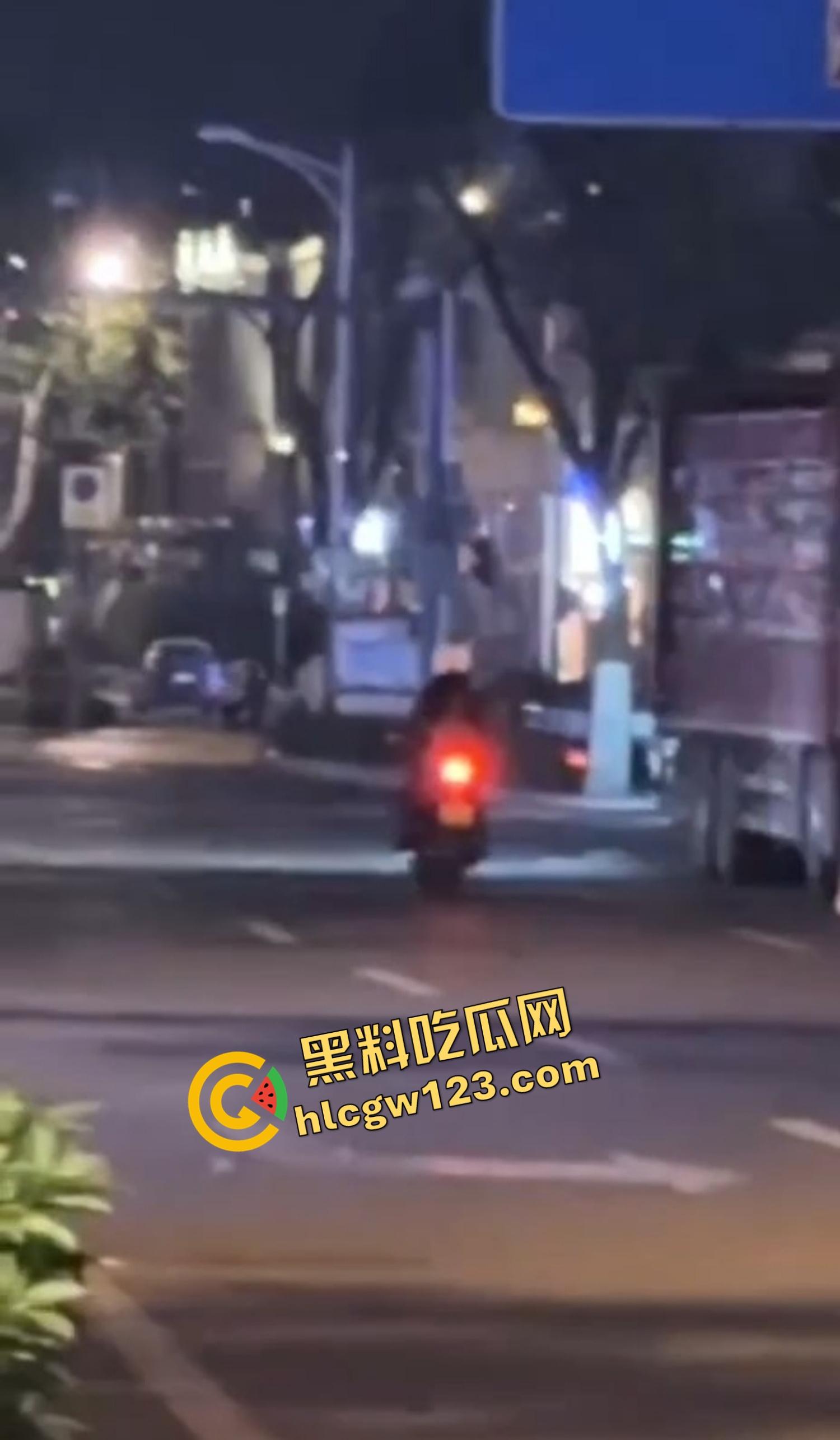 午夜飙车逼味四溢！山东黑丝女骑丁字裤上阵，翘臀弹震惊路人，骑友含泪冲刺鸡巴立正尾随！-6