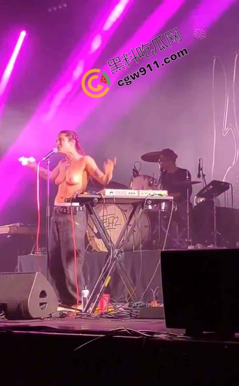 国外大瓜！法国摇滚女神【蕾贝嘉】音乐节上遭遇袭胸后索性全裸，魅力表演震撼全场-9