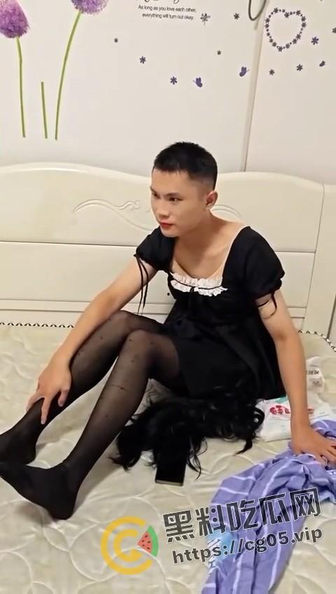 湖南网友约炮约到伪娘男同  男同伪装萌妹约炮 化妆都不会化 脱了裤子一摸那么大的屌 气的网友骂娘-4