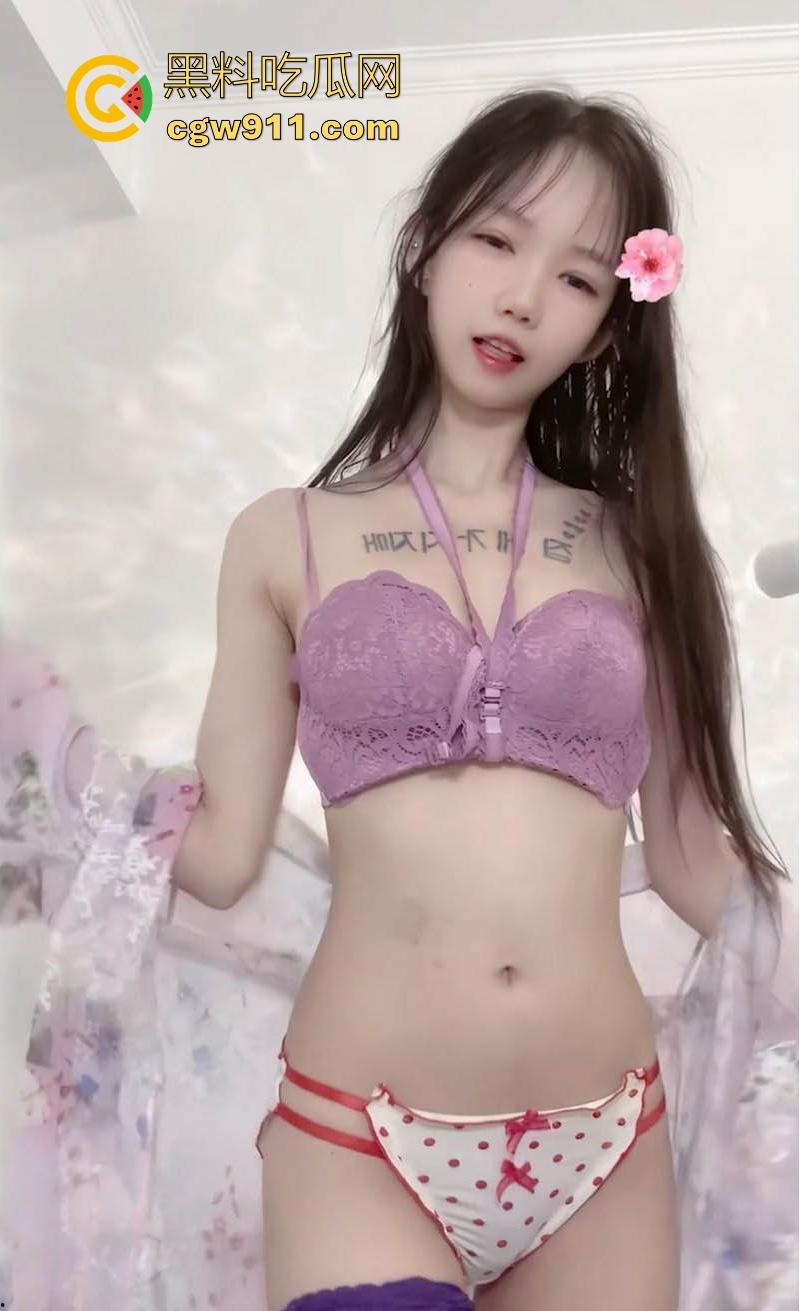 新晋可爱清纯福利姬【小妮子】黑丝袜福利强势来袭！情趣装裸舞翘臀狂摇，阴唇薄薄湿润拉丝，已分泌晶莹爱液！-1