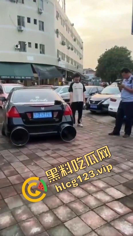 广东抖音网红改装车离谱！排气孔大到能塞下一个人，玩得也太过分了吧！-5
