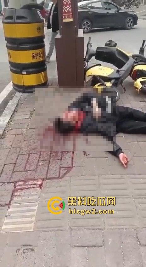 湖南江华职中生与二中生为争女友当街一剑封喉！感情纠葛演成命案，抢救无效死亡-2