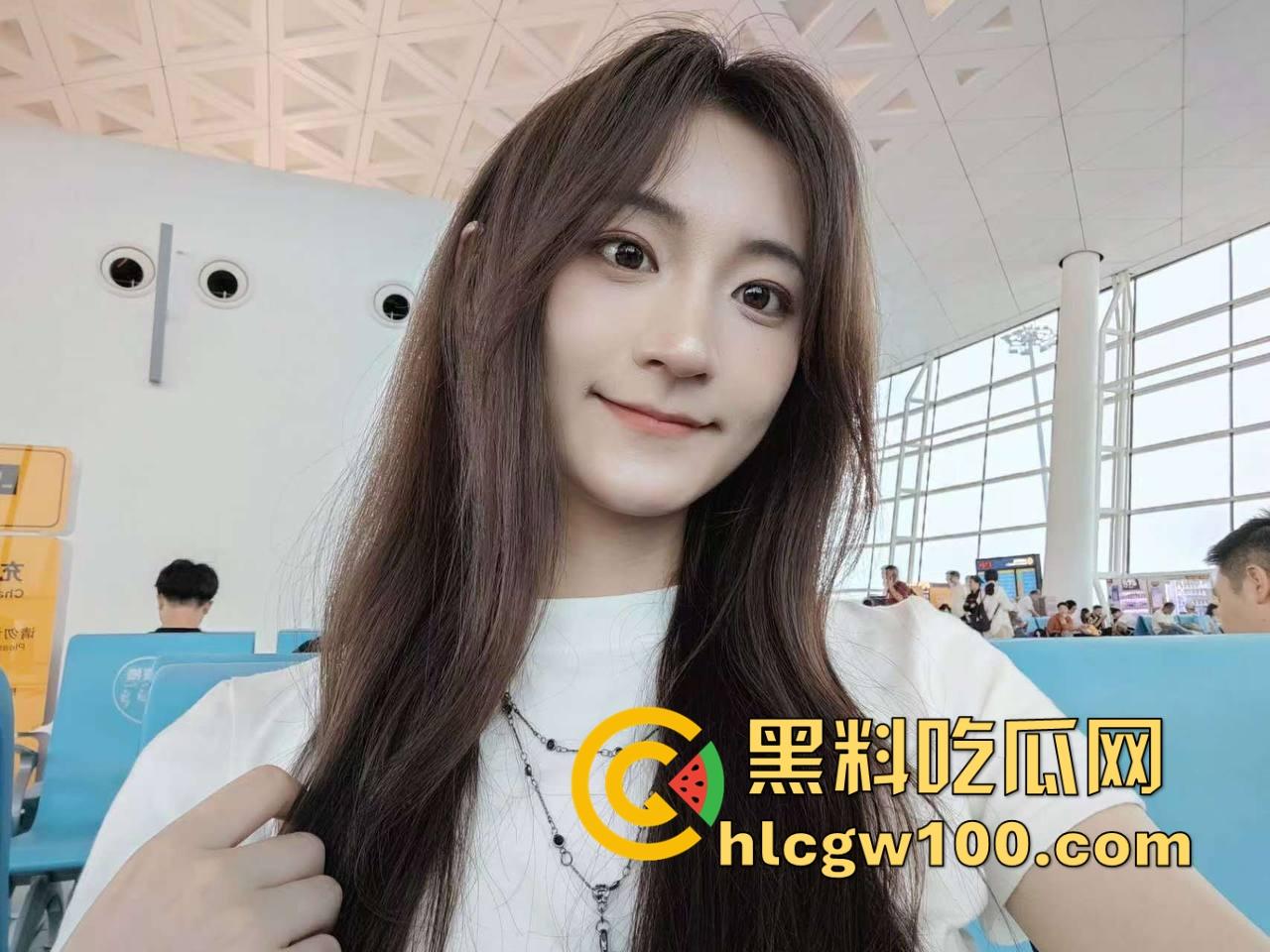 快手骚逼主播花样翻新，直播间聊天还不够刺激，下面被大哥干得满地找牙，这玩得是真骚真真实！-5